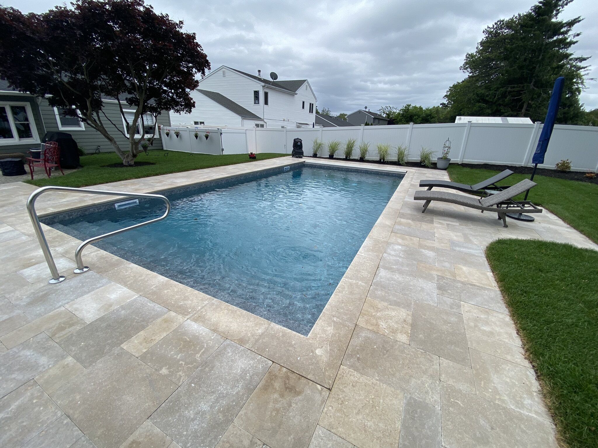 Rectangular vinyl with travertine surround