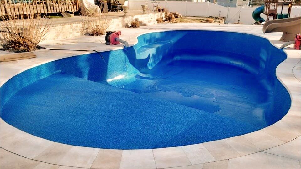 Vinyl liner inground pool with patterned liner